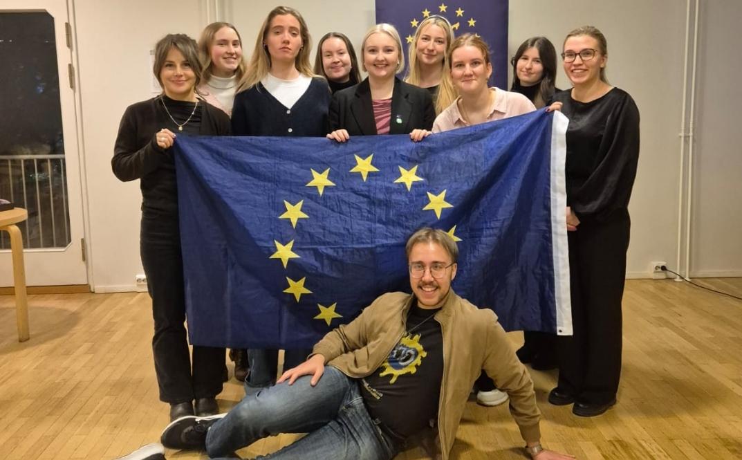 Tenun vuoden 2026 hallitus ja EU-lippu